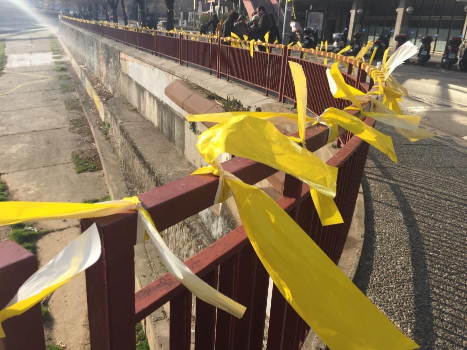 L'ANC reparteix cintes grogues a Plaça Catalunya