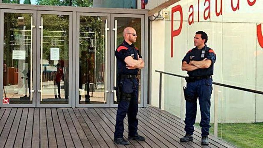 Dos agents dels Mossos d&#039;Esquadra a l&#039;entrada del Palau de Justícia de Girona