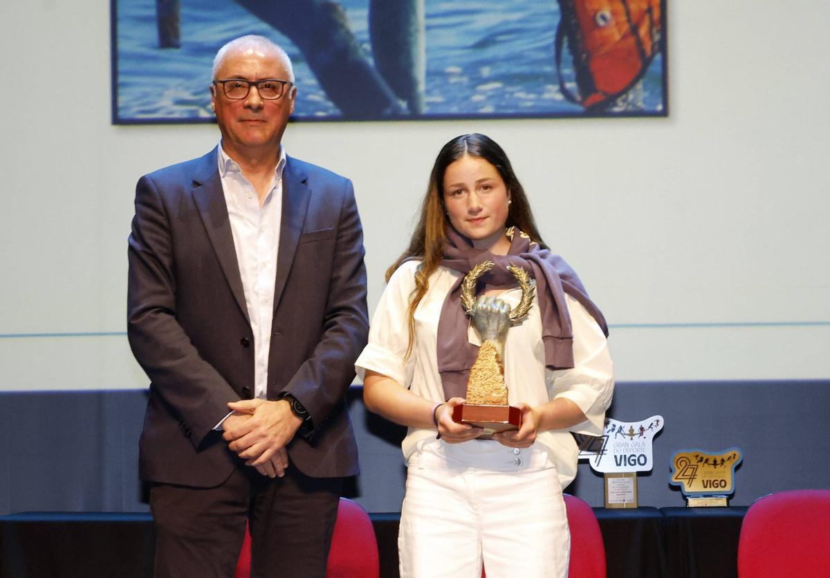 Rogelio Garrido, directorde FARO DE VIGO, entrega el premioa Lindia Pousa.