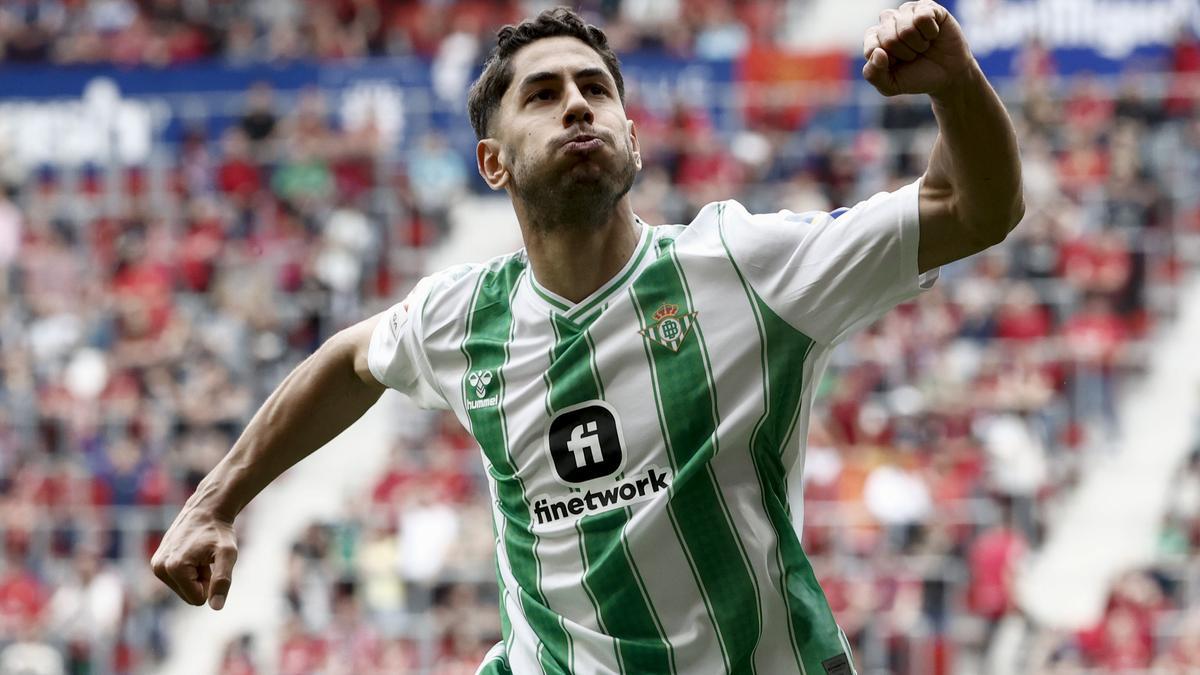 El jugador del Real Betis Ayoze Pérez celebra tras marcar el 0-1 durante partido de la jornada 34 de la Liga EA Sports que disputan Osasuna y Real Betis este domingo en el estadio de El Sadar.