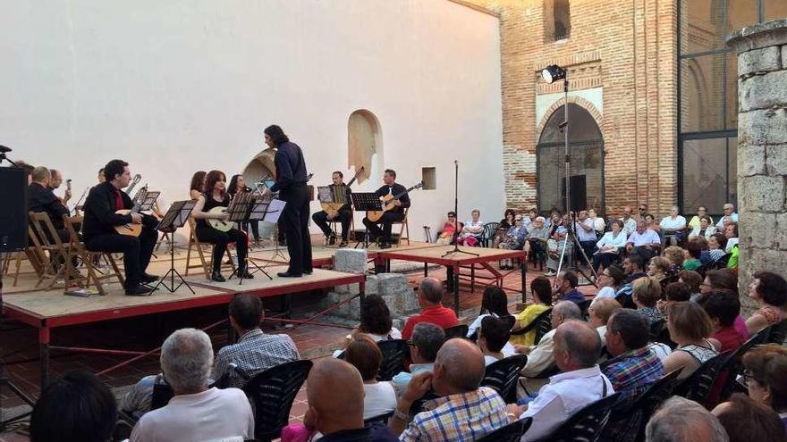 La música de cuerda ilumina San Pedro del Olmo