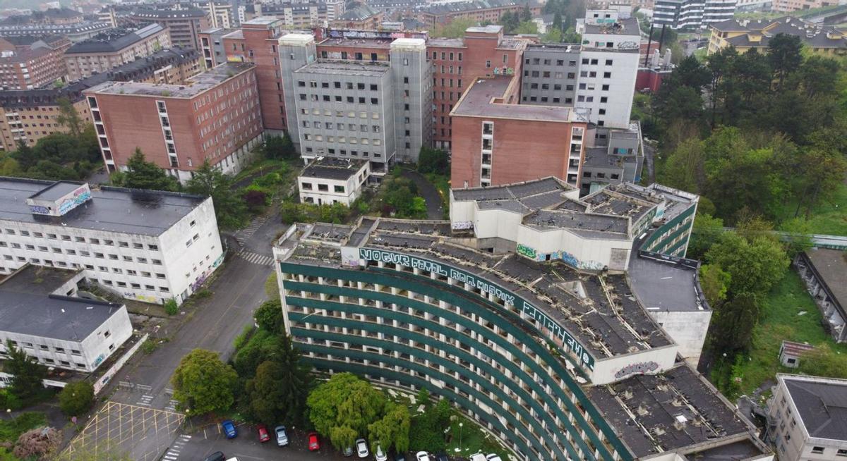 Aspecto actual de los edificios de Consultas Externas, la Residencia y Maternidad. | MARIO CANTELI