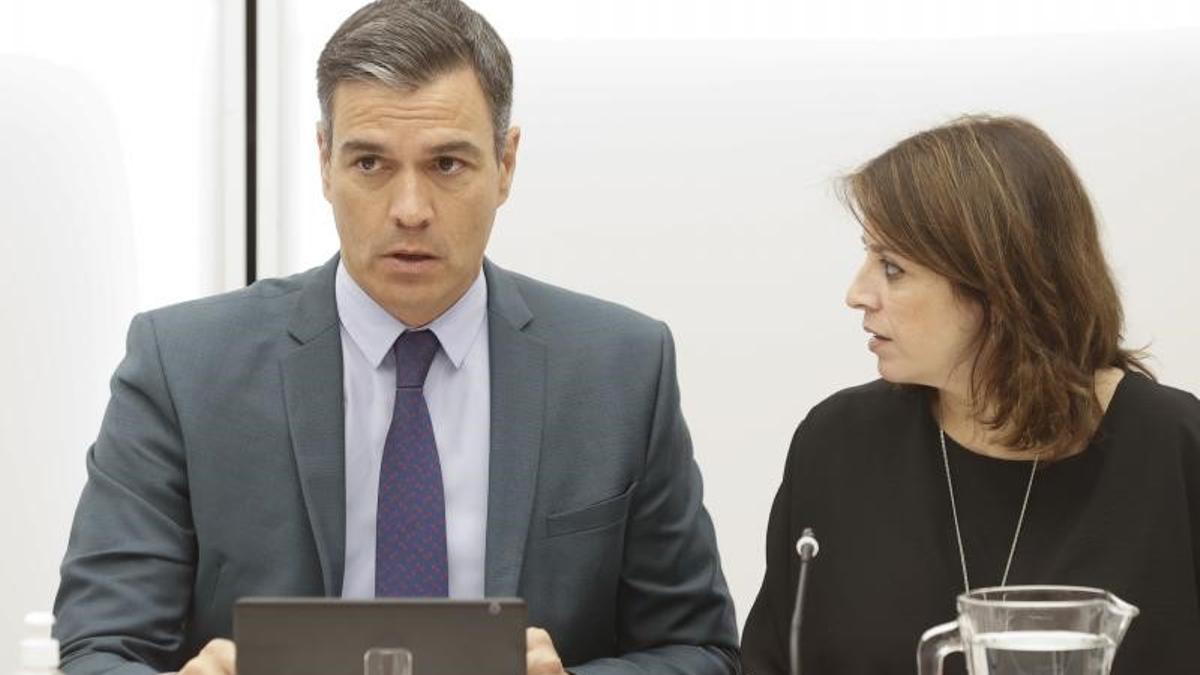 El secretario general del PSOE y presidente del Gobierno, Pedro Sánchez, junto a la vicesecretaria general del partido, Adriana Lastra, este 4 de julio de 2022, durante la reunión de la ejecutiva federal, en la madrileña sede de Ferraz.