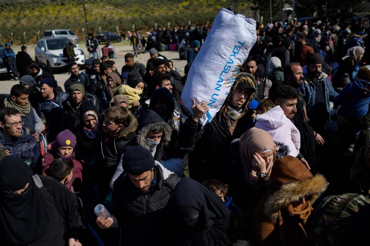 Los residentes sirios de la ciudad de Hatay esperan para cruzar la frontera entre Turquía y Siria después de que se vieron afectados por el terremoto de magnitud 7,8 que asoló la región hace casi dos semanas, en la puerta fronteriza de Cilvegozu