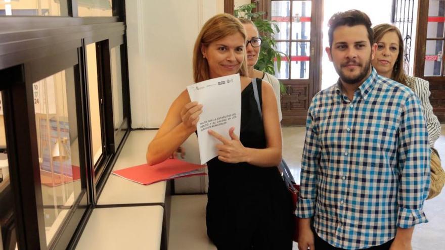 Clara San Damián en el registro del Ayuntamiento.