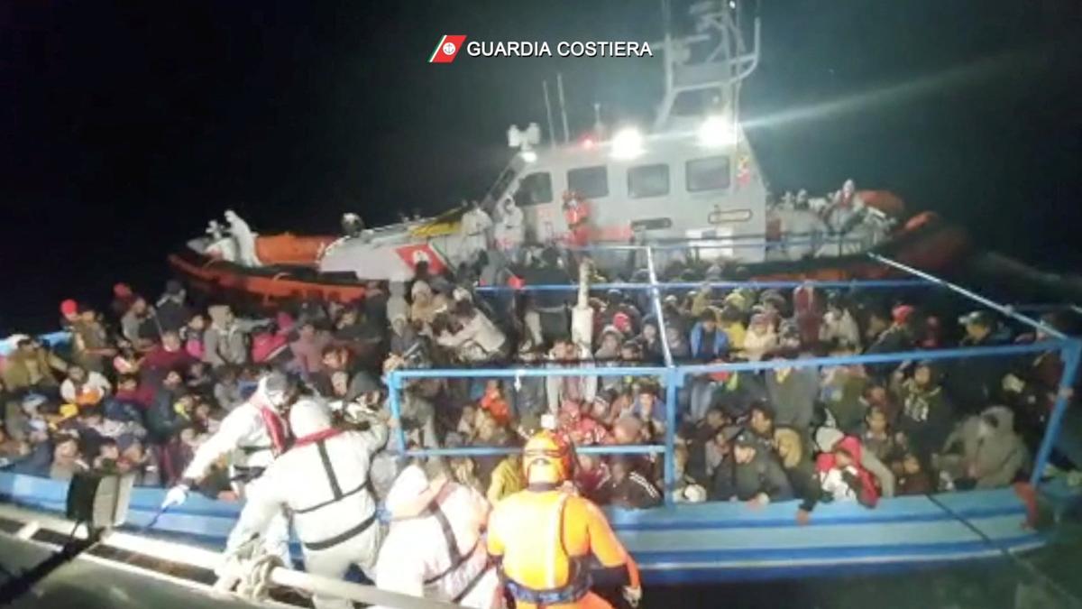 Imagen de inmigrantes llegando a las costas de Lampedusa