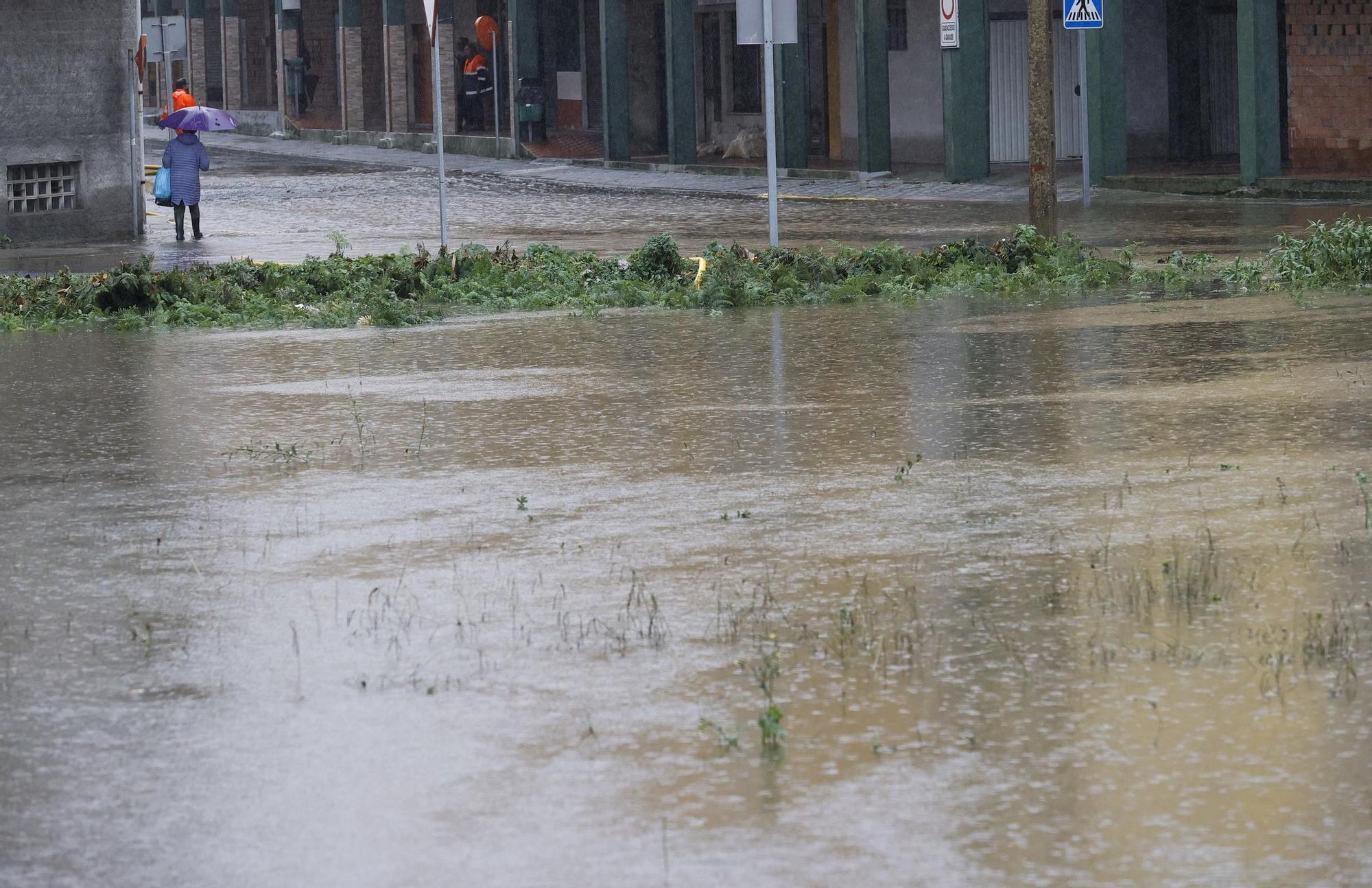 El río Cádavo se desborda y causa inundaciones en Fene