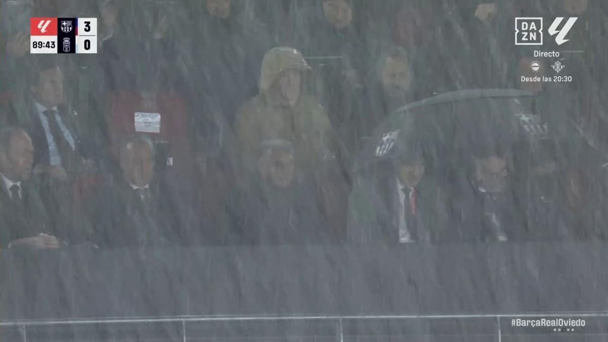 Así han quedado las mesas de los comentaristas tras la tormenta que se ha producido entre el Barça y el Oviedo