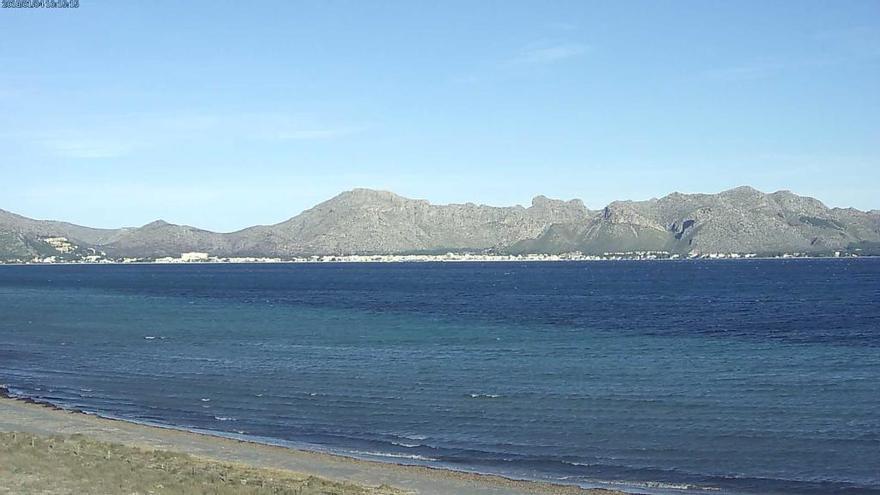 Da will man fast ins Wasser: der Strand von Port de Pollença am Donnerstagvormittag (4.1.).