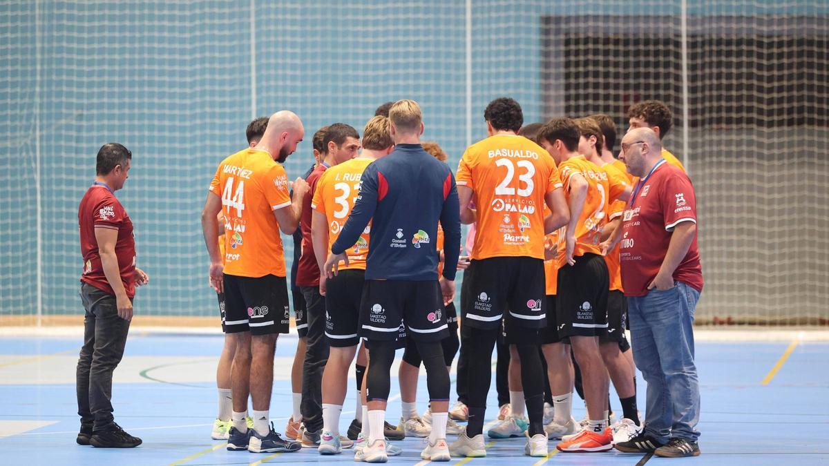 Jugadores del Trasmapi HC Eivissa haciendo piña.