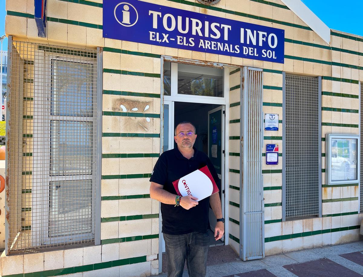 Alejandro García, junto a la Oficina de Turismo de Arenales que está siendo desmantelada