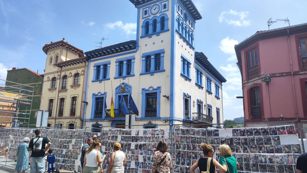 La exposición de fotografías de los romeros de Santa Ana, que cada año se ponen a la venta tras las fiestas.