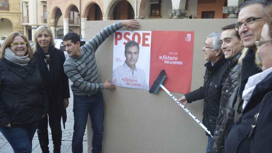 El PSOE hace una pegada de carteles &quot;virtual&quot;