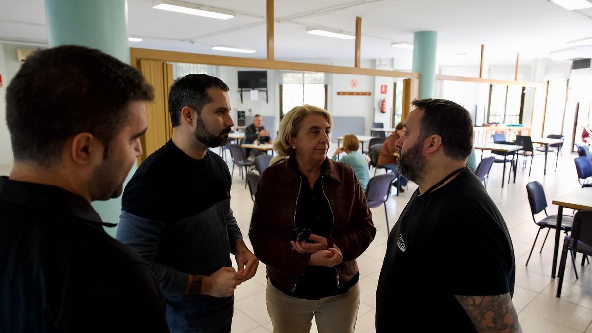 El alcalde, Samuel Falomir, y la concejala Ana Huguet, con uno de los empresarios.