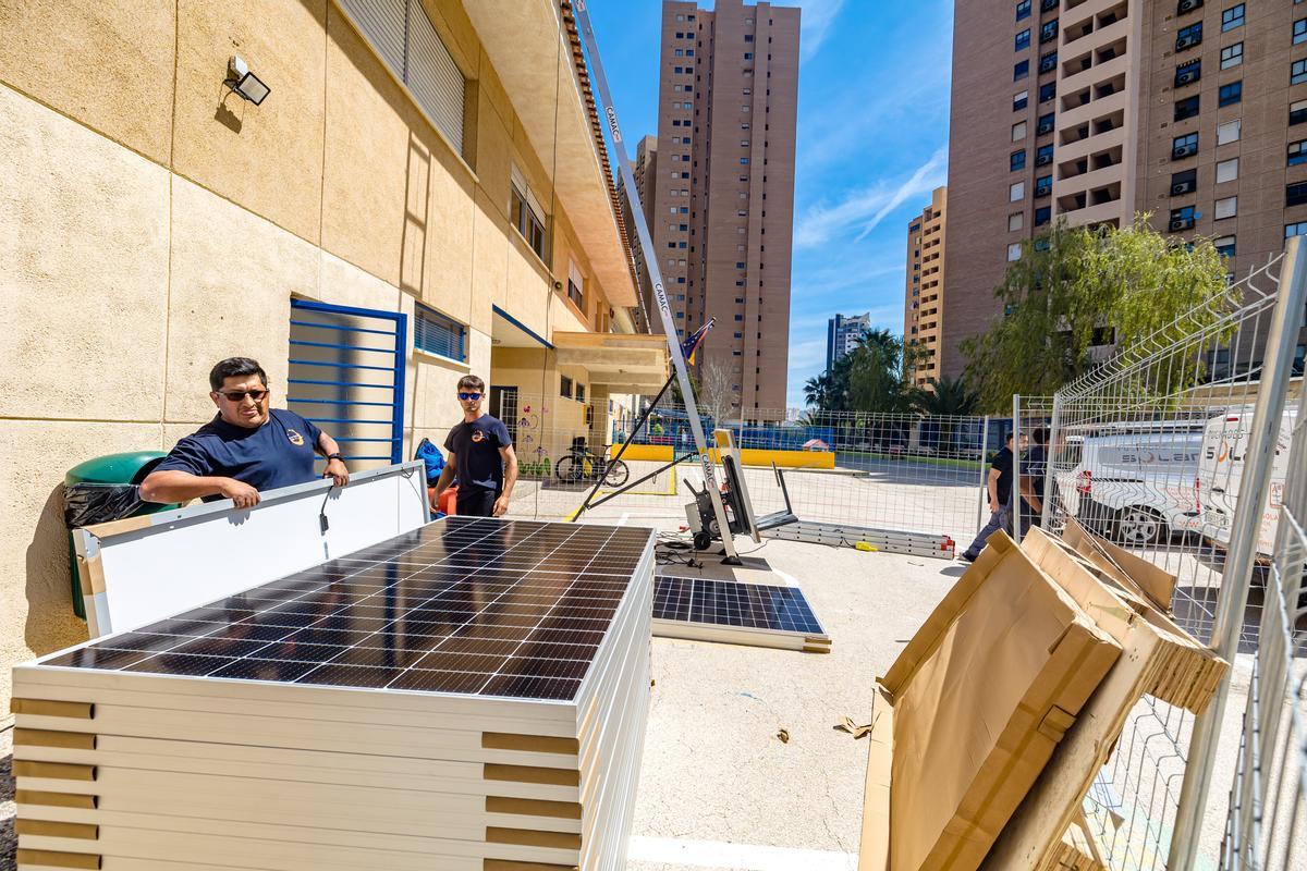 Otra imagen de los paneles solares que se están instalando en los centros.