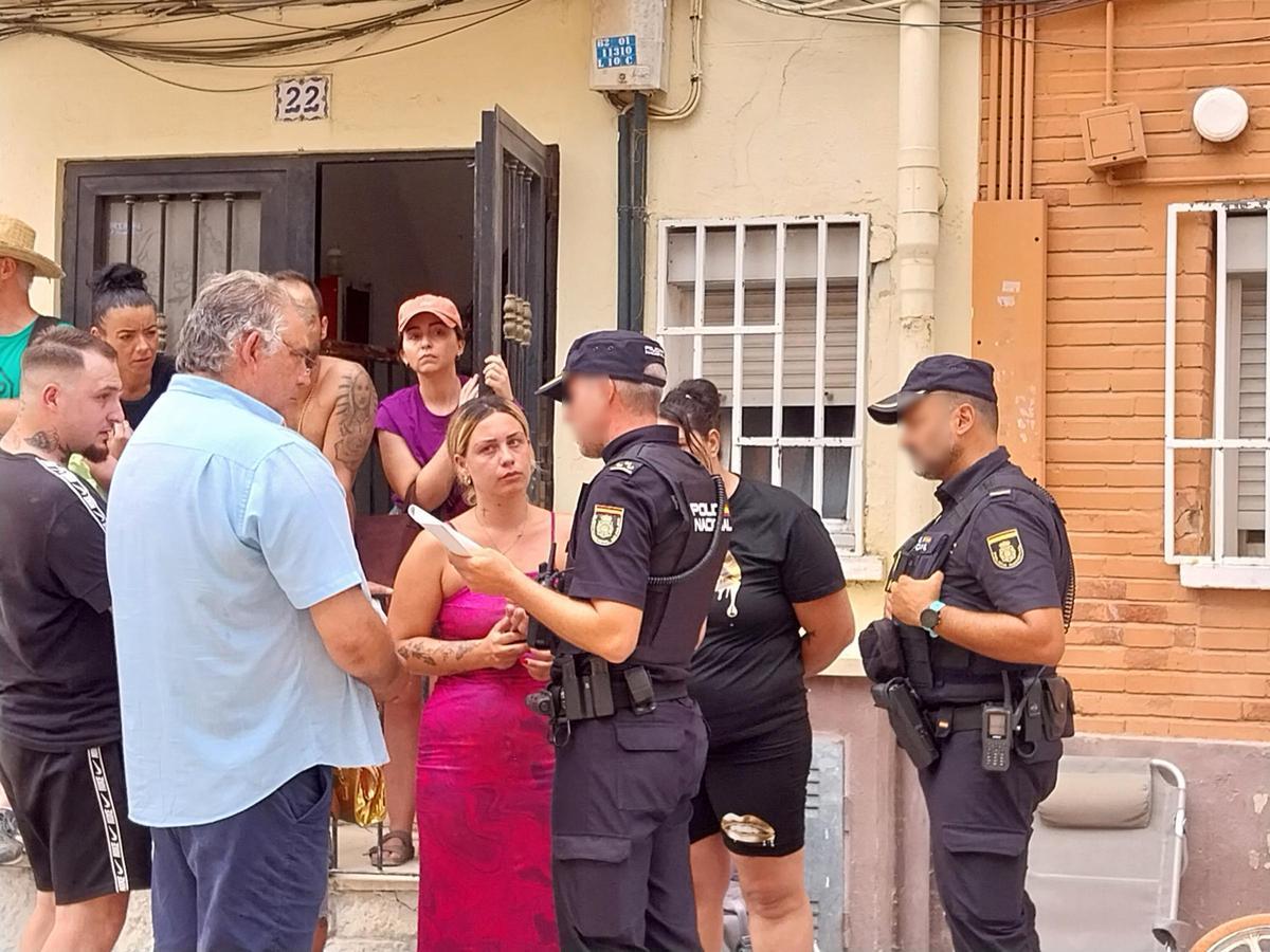 Agentes de policía hablan con la PAH en el desahucio de la familia de Alba.