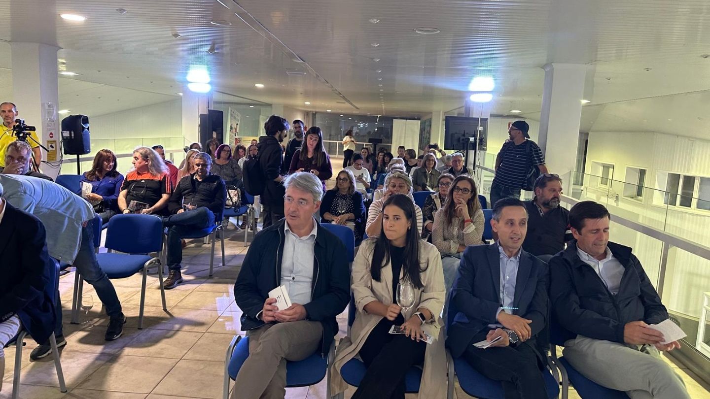 La jornada gastronómica La Cocina del Mar, que ofrece Emgrobes en la sala mirador de la lonja de contratación grovense.