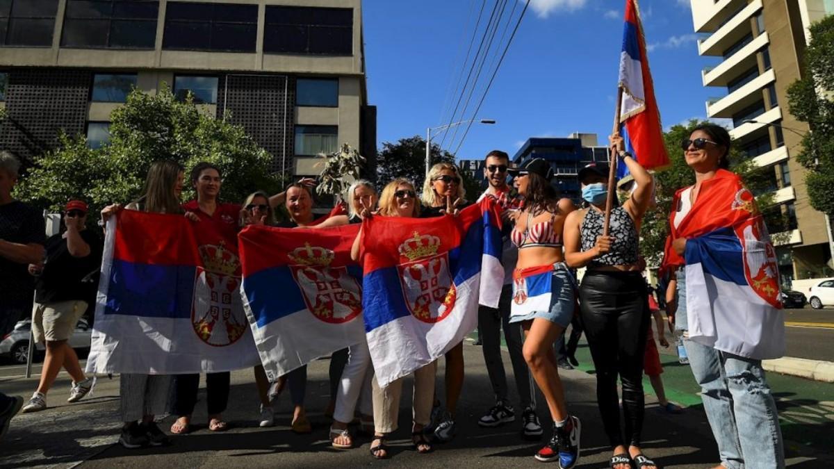 Aficionados acudieron al hotel en Melbourne para apoyar a Djoikovic.