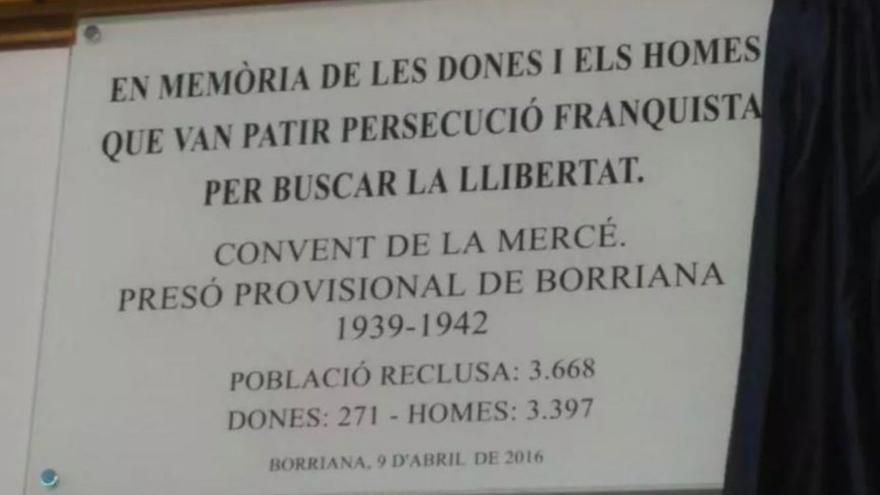 La placa de homenaje a las víctimas del franquismo retirada. | LEVANTE-EMV