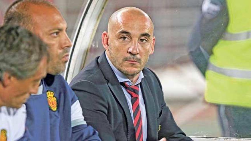 Albert Ferrer, ayer, junto a Pepe Gálvez, antes del inicio del encuentro ante el Zaragoza.