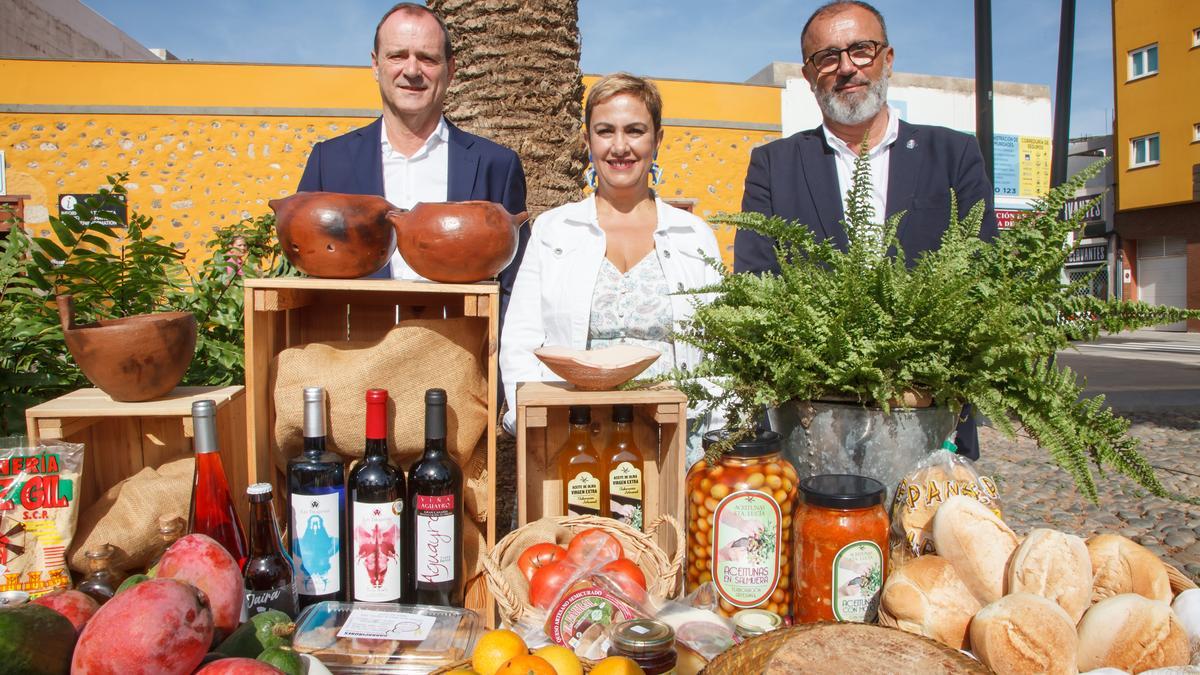 Óscar Hernández, Ana Hernández y Francisco García, este viernes durante la presentación de la Feria del Sureste.