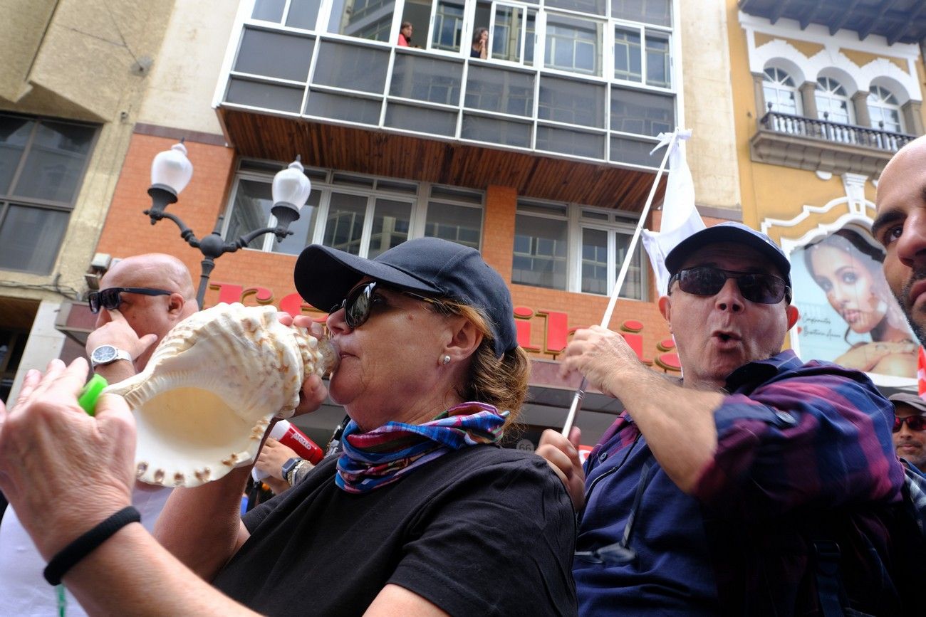 Los bomberos se manifiestan contra el Cabildo para exigir 80 trabajadores más