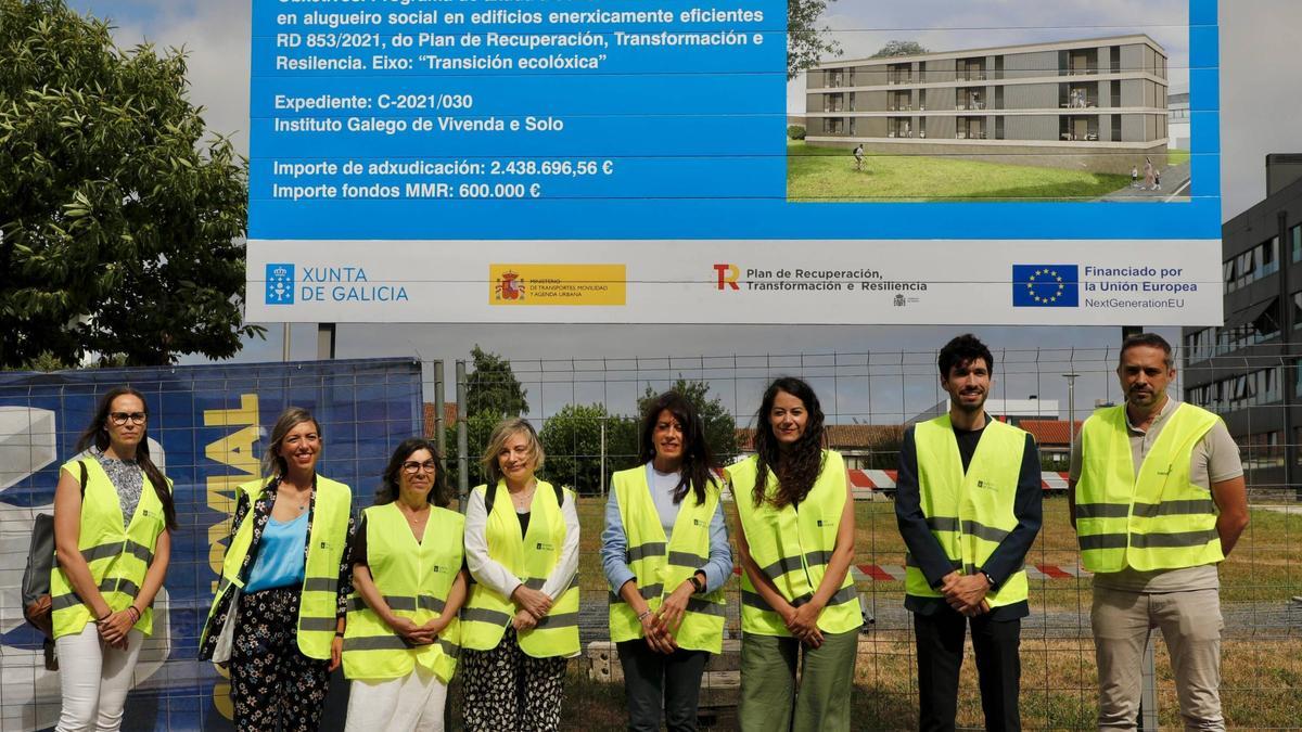 Representantes de la Xunta y del Concello de Santiago, este jueves, en Lamas de Abade, en Santiago