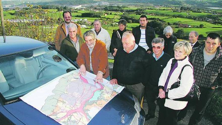 Los líderes vecinales, durante su visita a San Andrés de los Tacones, con un plano de la ZALIA.