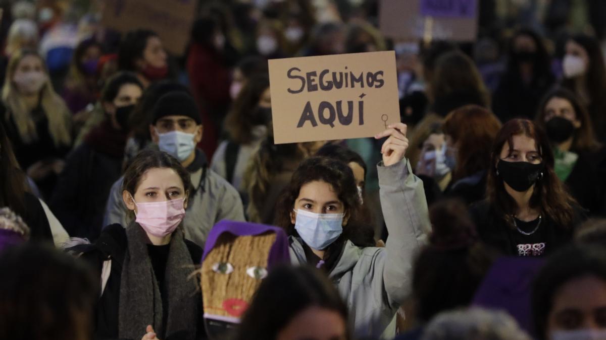 Una joven hace de la obviedad virtud, durante la protesta del 8M en el paseo de Gràcia