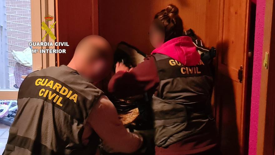 VÍDEO | El momento en que la Guardia Civil desmantela un punto de venta de droga en Benavente