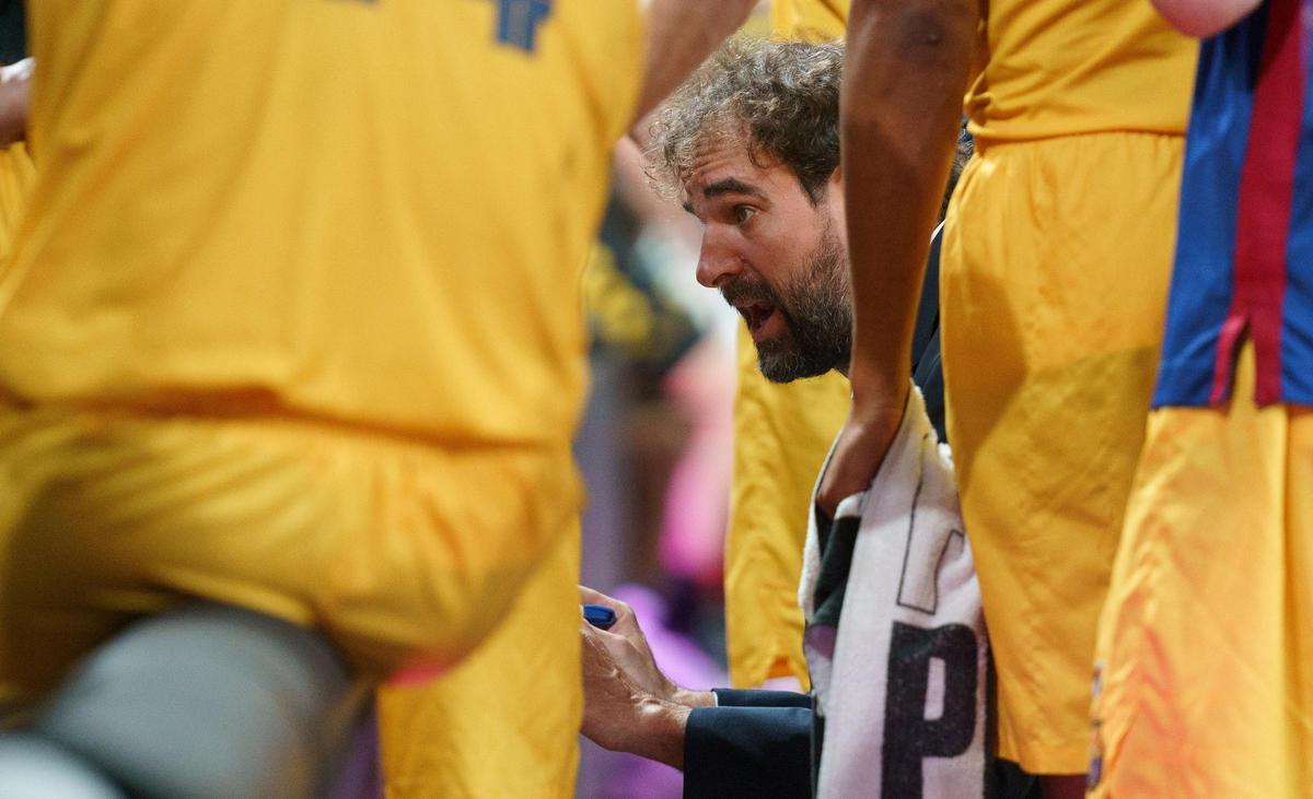 Grimau, dando instrucciones a sus jugadores en Tenerife