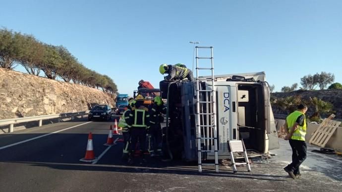 El vuelco de un camión en la GC-1 provoca el caos circulatorio en Gran Canaria