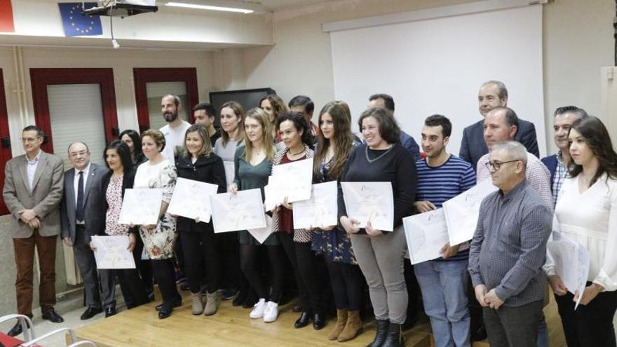 La primera promoción de la Escuela Nacional de Industrias Lácteas recoge sus diplomas