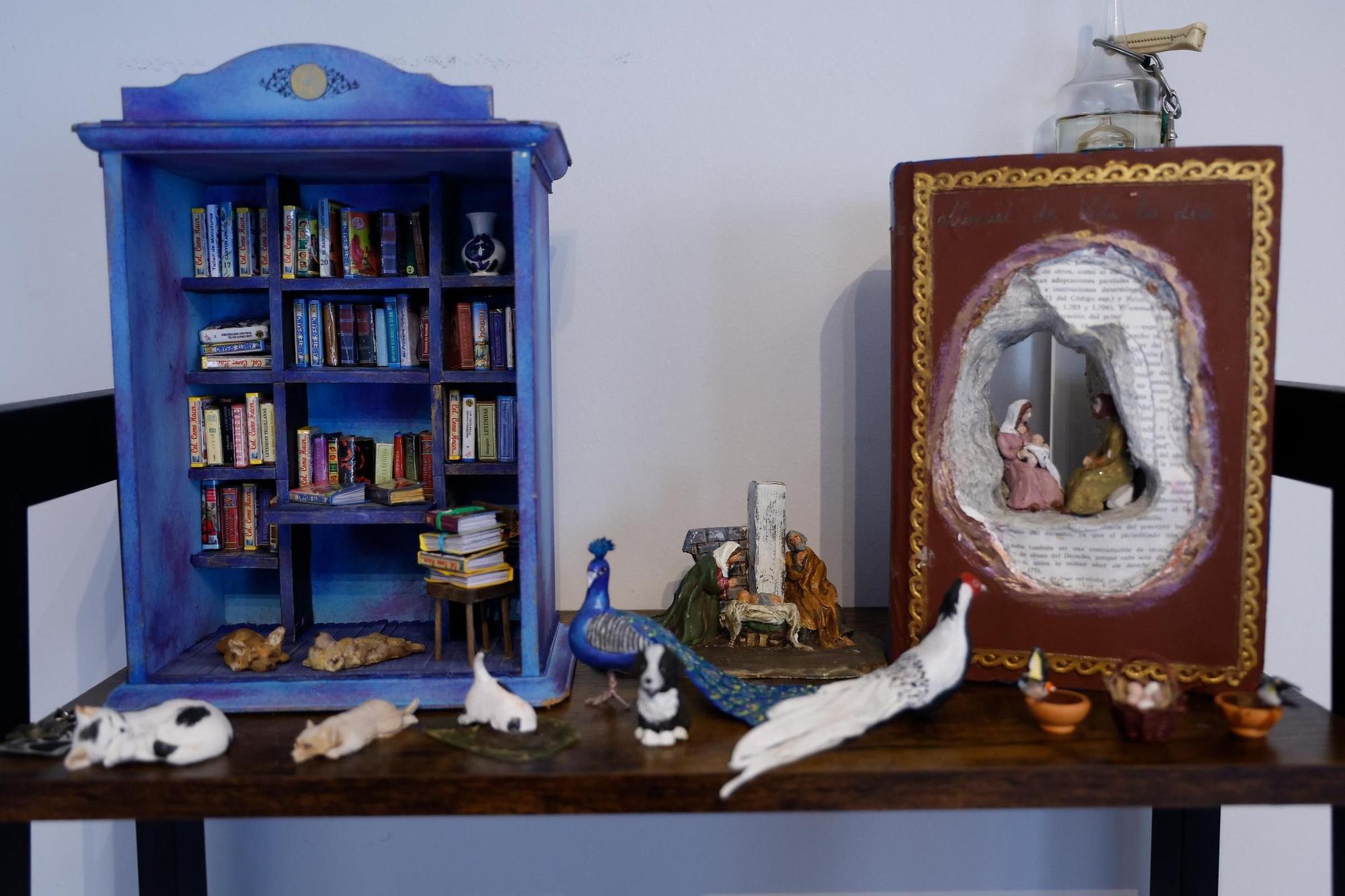Lupe Soto elabora animales, frutas o libros en miniatura, personalizados y perfectamente legibles, desde recetarios de cocina a la colección de Harry Potter