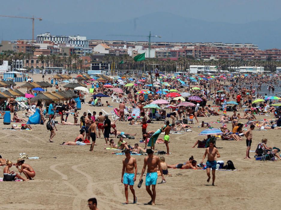 Primer día tras el estado de alarma: playas, centros comerciales y vuelos en Manises