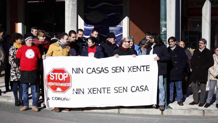 Concentración, ayer, junto a la vivienda de Miño en la que residen la mujer y su hija menor de edad.