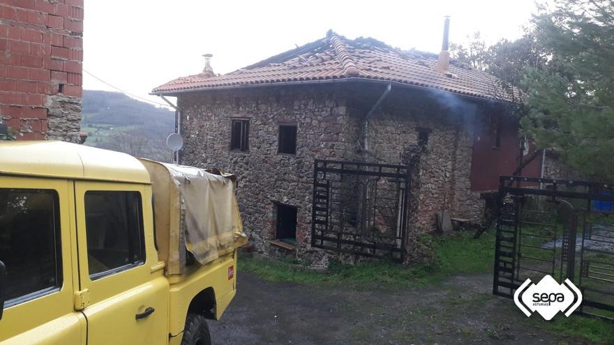 Los bomberos extinguen un incendio en una casa de Abeu de Arriba, en Villaviciosa