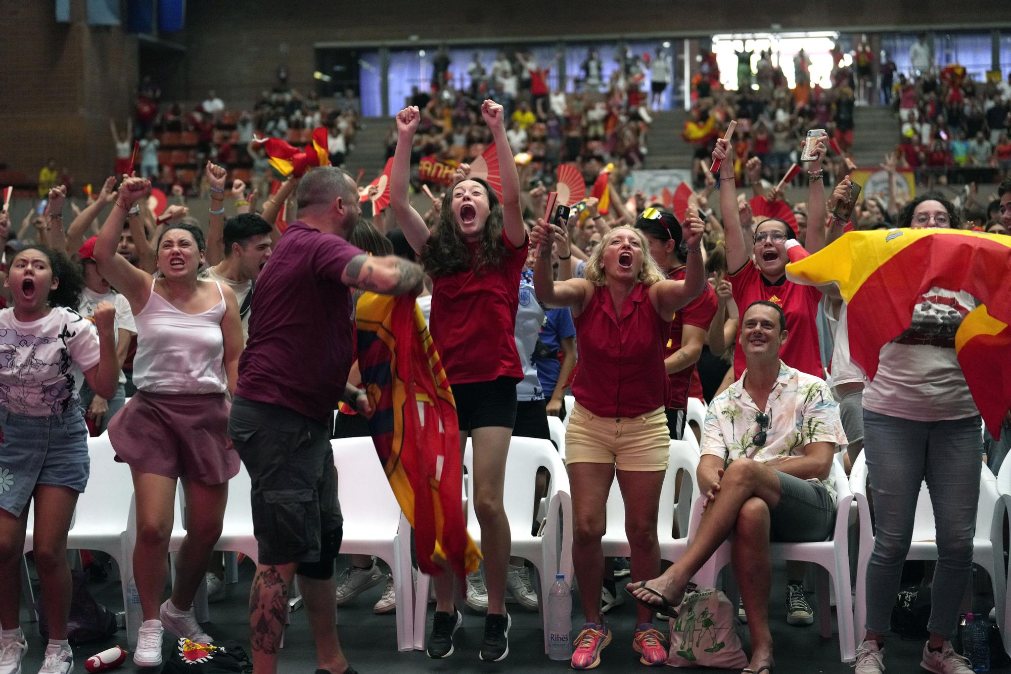 Aficionados en el pabellón de la Vall d'Hebron para seguir la final del Mundial de Fútbol femenino