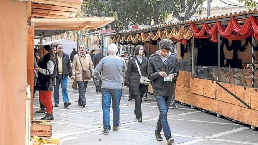 Abren los puestos del mercadillo de Navidad