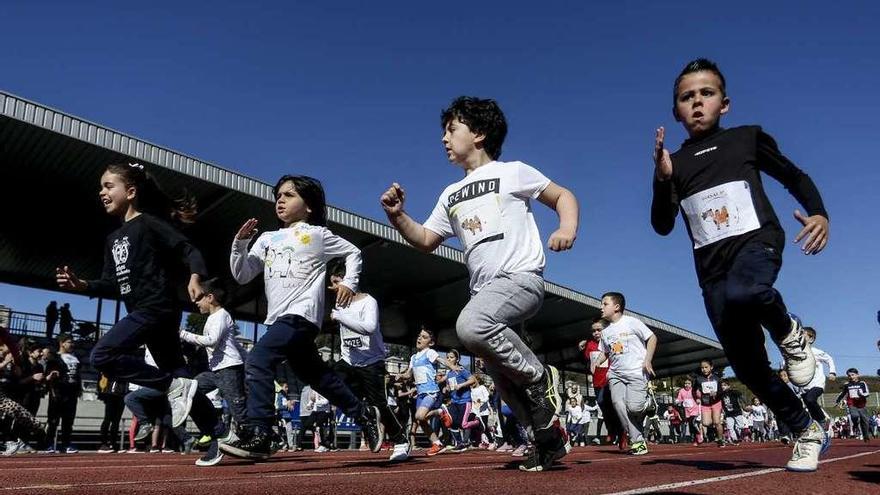 Algunos de los niños participantes en la carrera solidaria por el Sahara celebrada ayer en la pista &quot;Yago Lamela&quot;.