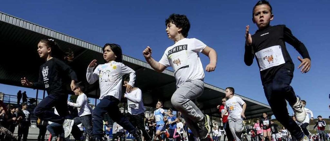 Participantes en unacarrera solidaria por el Sahara celebrada en la pista &quot;Yago Lamela&quot;.