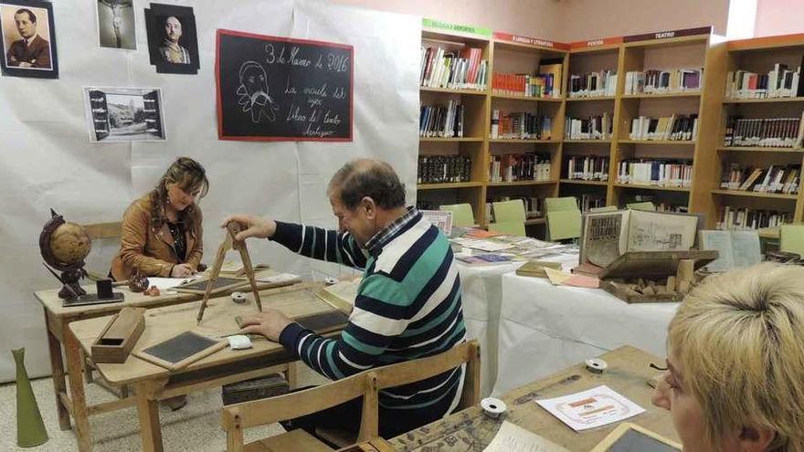 Varias personas &quot;estrenan&quot; la vieja escuela.