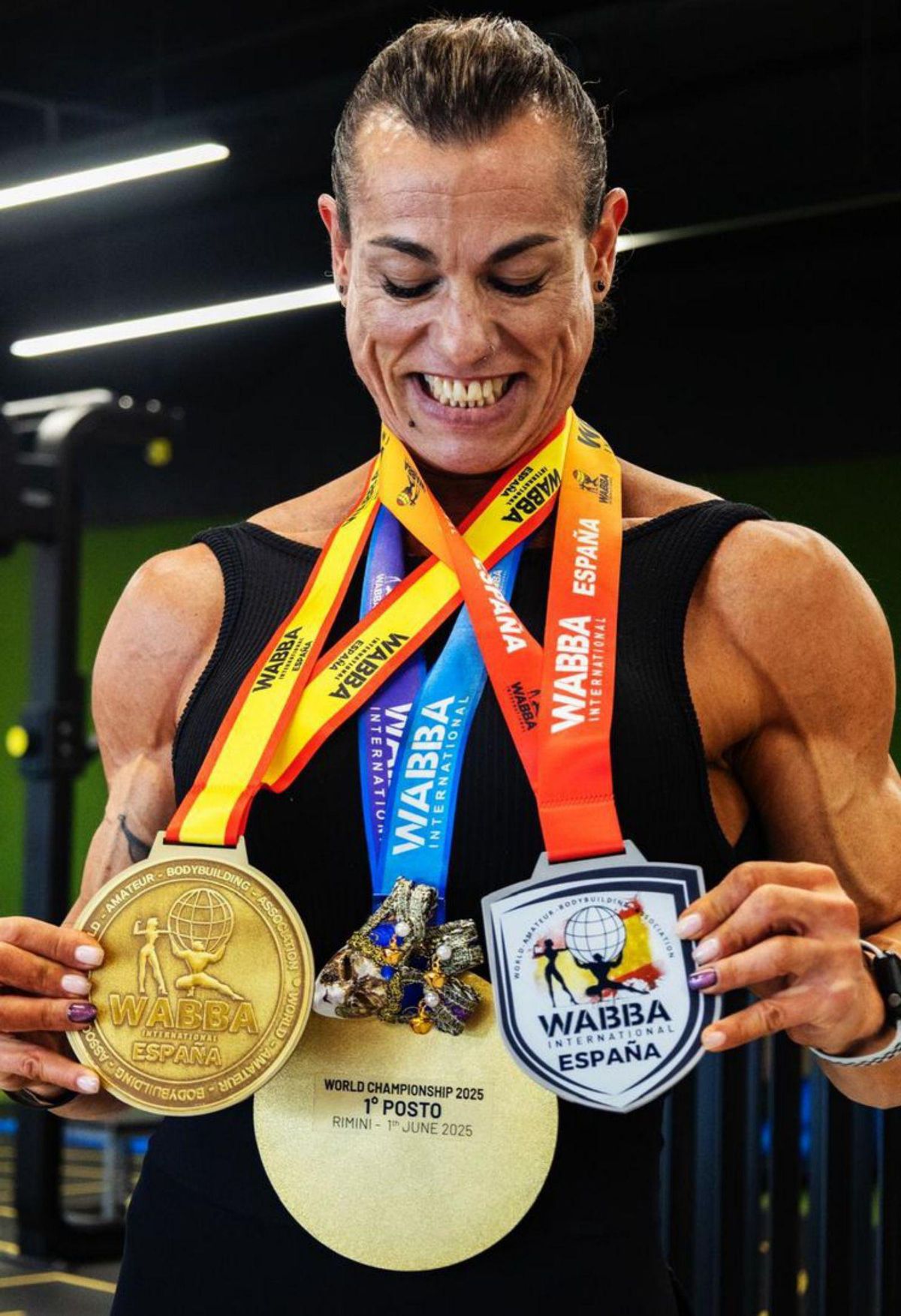 A la izquierda, Carmela Fernández posa con la medalla conquistada en Rimini; a la derecha, la deportista ovetense con tres de sus medallas. | CF