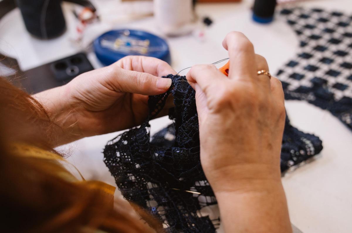 Una de las trabajadoras del equipo de Vestuario borda una pieza de 'La promesa'.