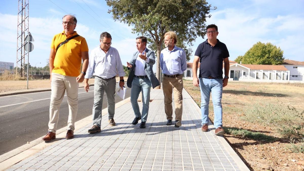 El Ayuntamiento culmina la reforma del acerado de la calle Paseo Parque Verde, en el Parque Azahara.