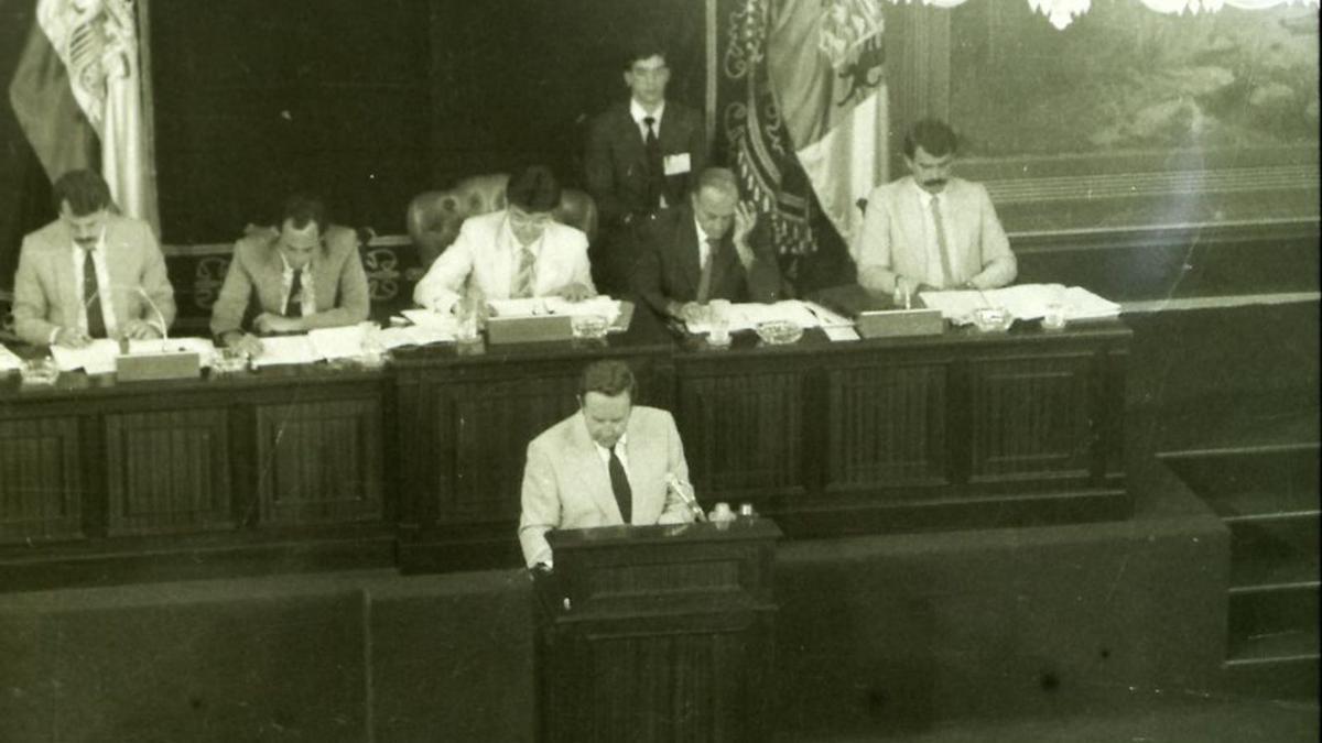 Jerónimo Saavedra en la toma de posesión del primer presidente  de la Comunidad Canaria.