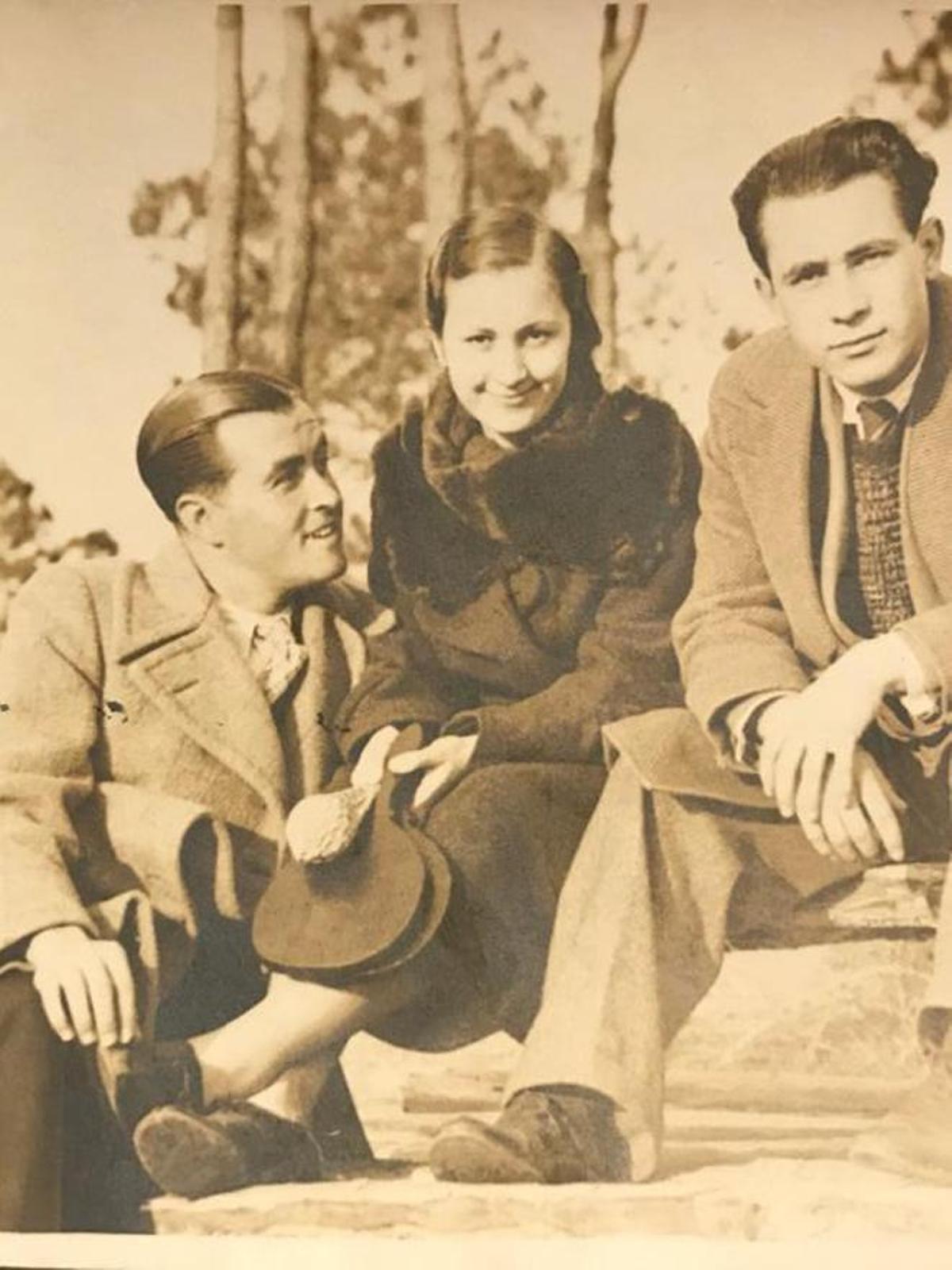 Vicente Rueda (derecha), con su hermana Fidela y el marido de esta, Laureano León.