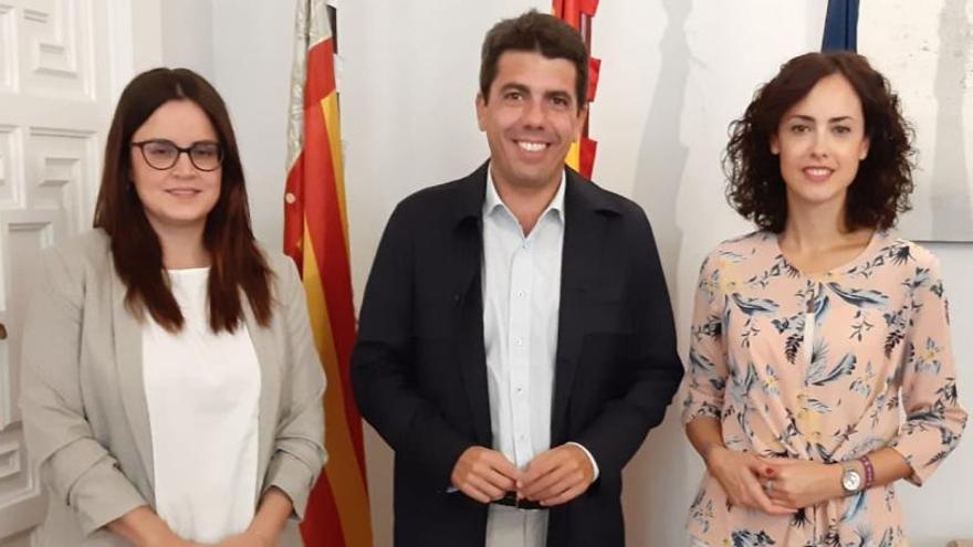 Mireia Estepa y Mariona Carbonell junto a Carlos Mazón