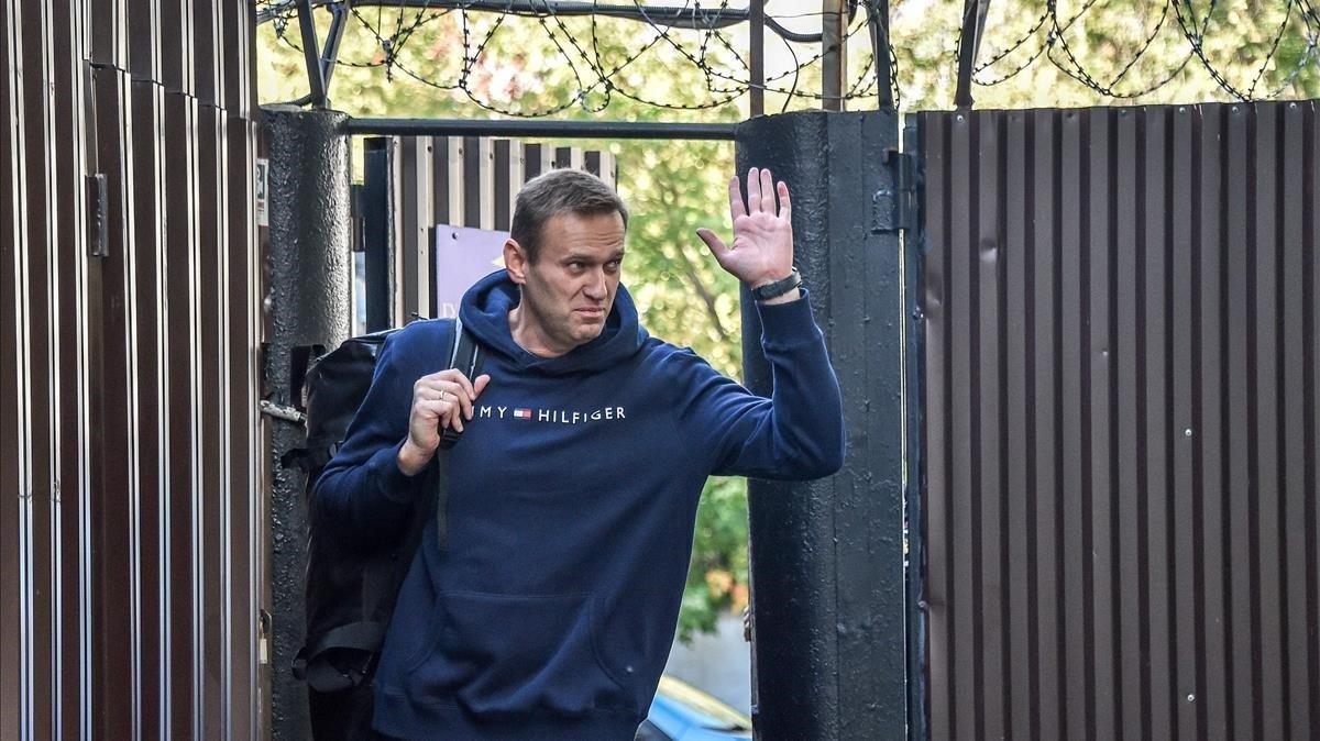 zentauroepp49528313 russian opposition leader alexei navalny waves as he leaves 190823111840