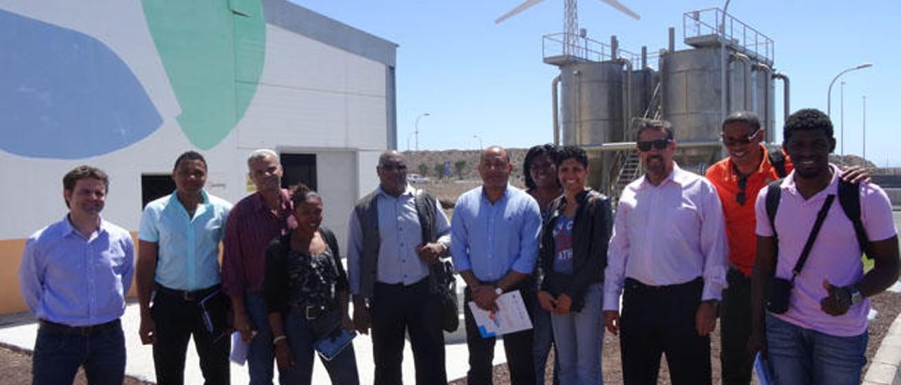 Federico Noval (izq), Ivanisio Simião, Antonio Jorge Morais Monteiro, Elisângela Firmino, Jorge Brito, Anildo Fortes, Eveline Ramos, Janaina Almeida, Rafael Sánchez, João Soares y Adérito Vieira, en la visita que hicieron a la depuradora del Sureste, en el polígono de Arinaga.